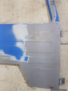 Sandstrahlen Autotür halb abgestrahlt